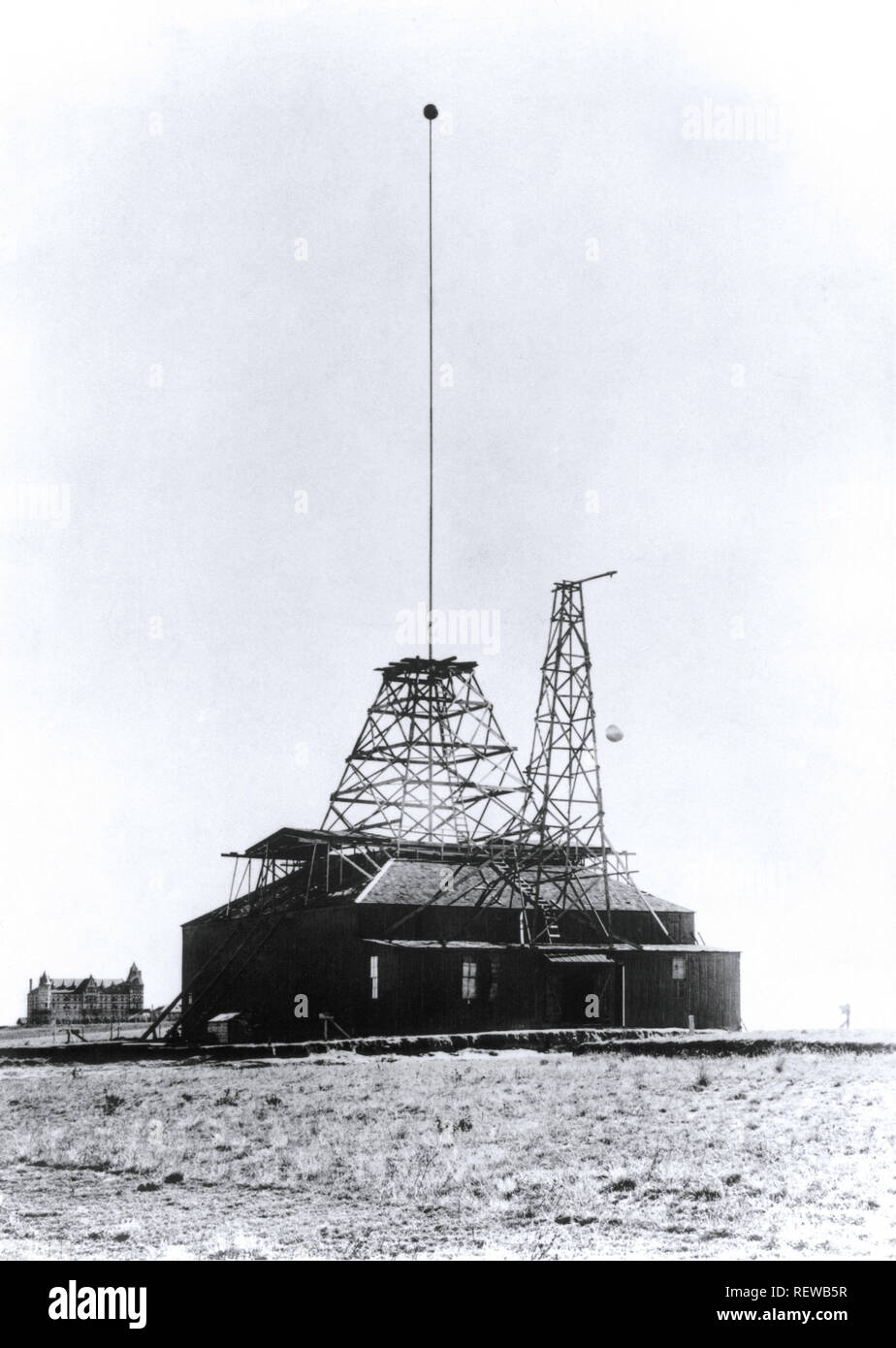 Ein Foto von Nikola Teslas Wardenclyffe Tower im Bau in Shoreham, NY Stockfoto