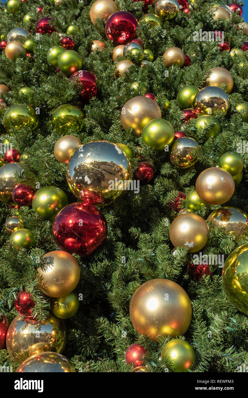 Christmas Ball Ornamente auf im Baum Stockfoto