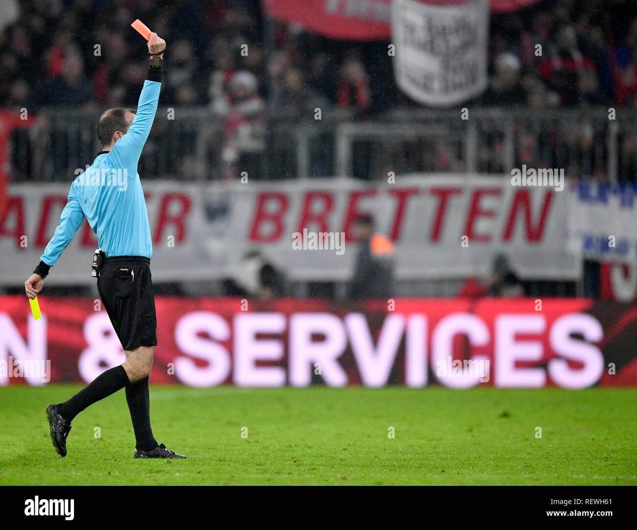 Schiedsrichter Marco Fritz zeigt Gelb-rote Karte, Allianz Arena, München, Bayern, Deutschland Stockfoto