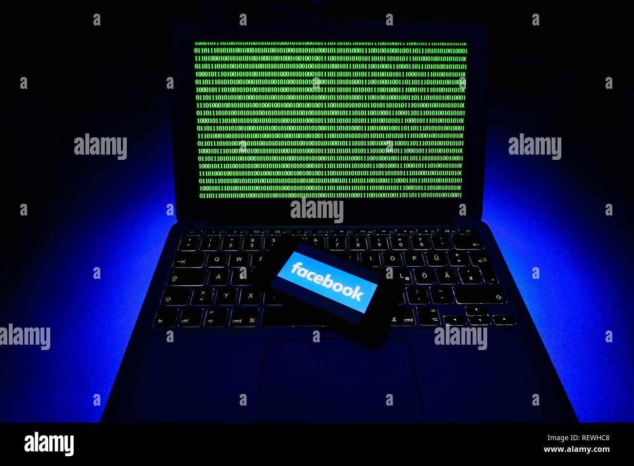 Mit logo Facebook Smartphone auf der Tastatur, Symbol der Cyberkriminalität, Computerkriminalität, Datenschutz, Deutschland Stockfoto