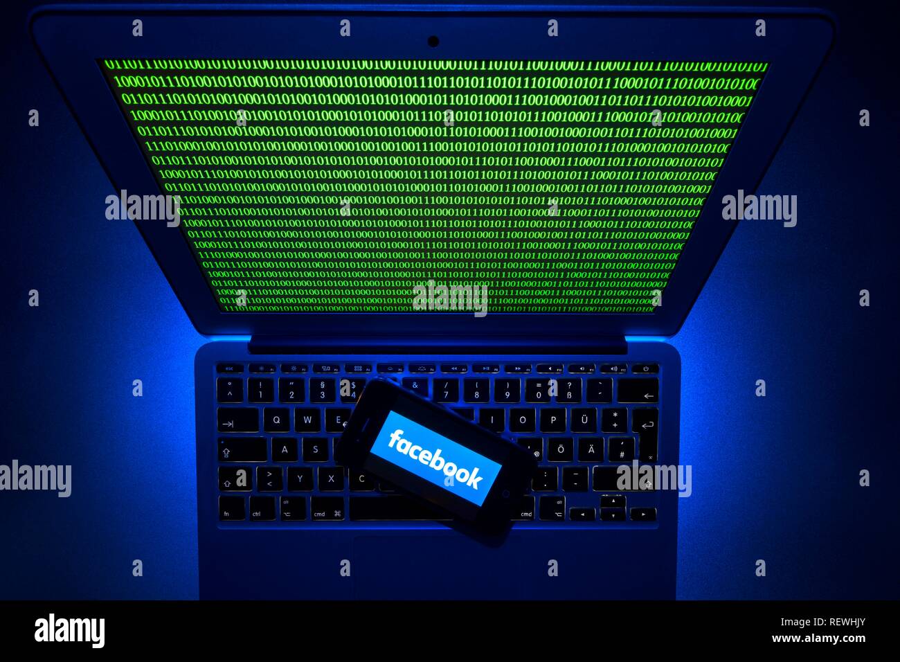 Smartphone mit Facebook Logo auf dem Computer auf das Symbol Tastatur, Computerkriminalität, Hacker Angriff auf Facebook, Baden-Württemberg, Deutschland Stockfoto
