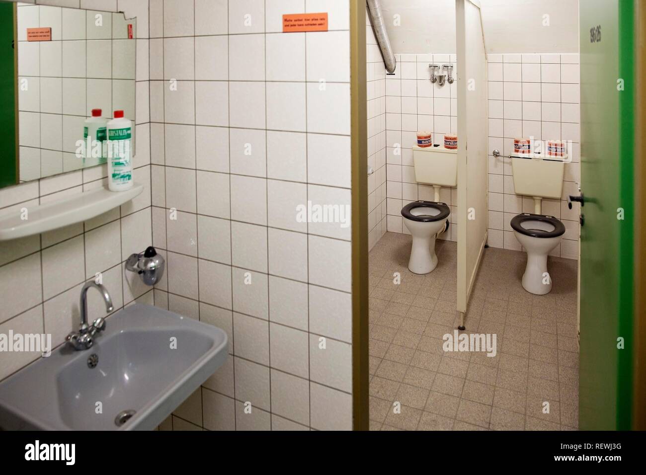 Toiletten, Dokumentationszentrum Regierungsbunker, Bad Neuenahr-Ahrweiler, Rheinland-Pfalz, Deutschland Stockfoto