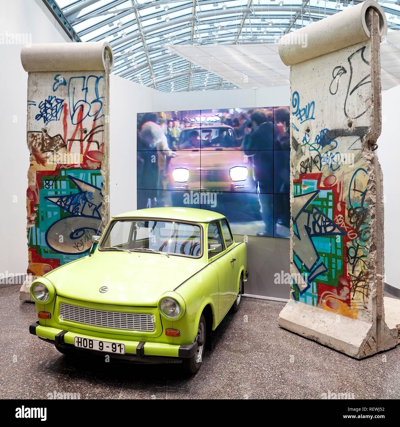 Original Berliner Mauer mit Trabi und Film der Öffnung der Berliner Mauer 1989, Haus der Geschichte, Bonn Stockfoto