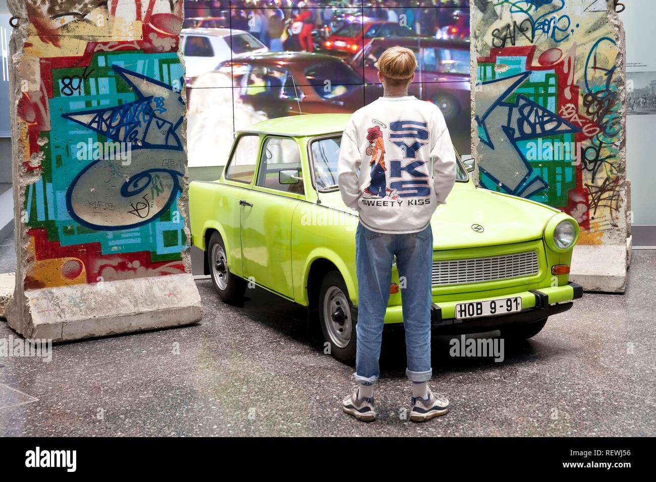 Original Berliner Mauer mit Trabi und Film der Öffnung der Berliner Mauer 1989, Haus der Geschichte, Bonn Stockfoto