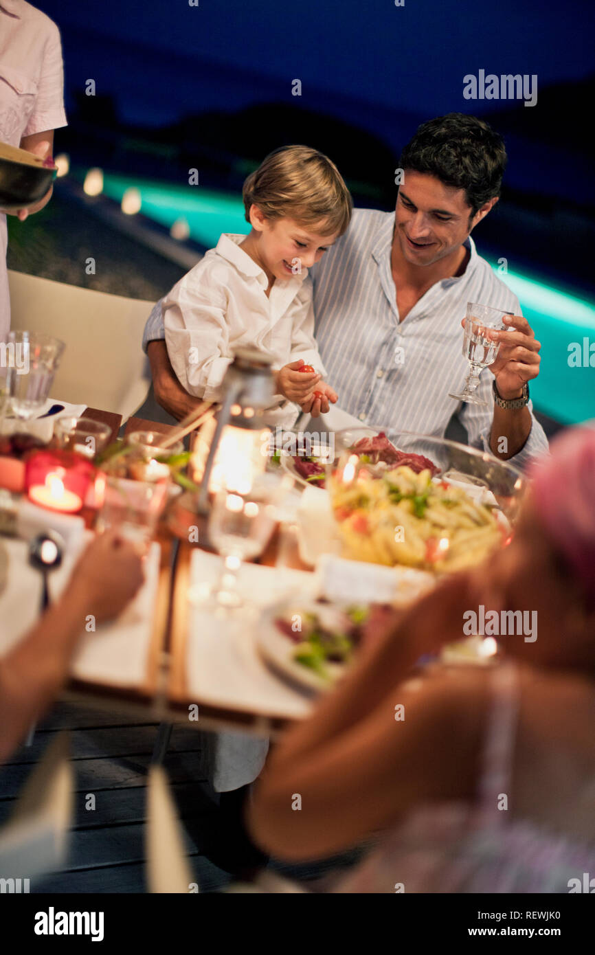 Familie genießen Sie ein Abendessen im Freien auf der Veranda. Stockfoto