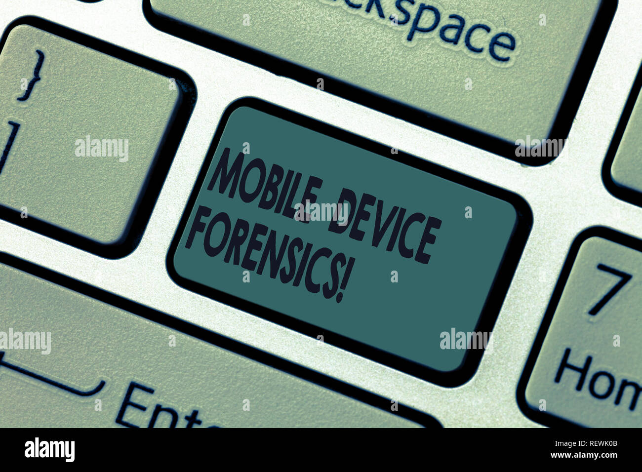 Handschrift text Mobile Device Forensics. Begriff Sinne elektronische Datenerfassung für rechtliche Hinweise verwenden Sie Taste der Tastatur Absicht computer m zu erstellen Stockfoto