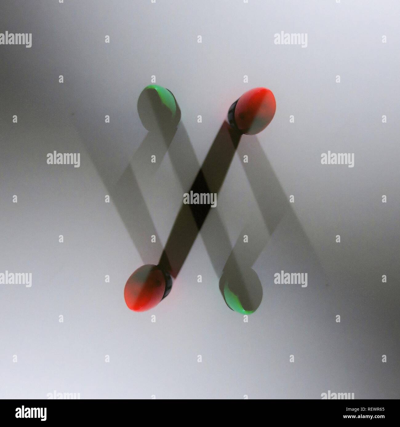 Textmarker werfen Schatten auf einem weißen Tisch. Stockfoto