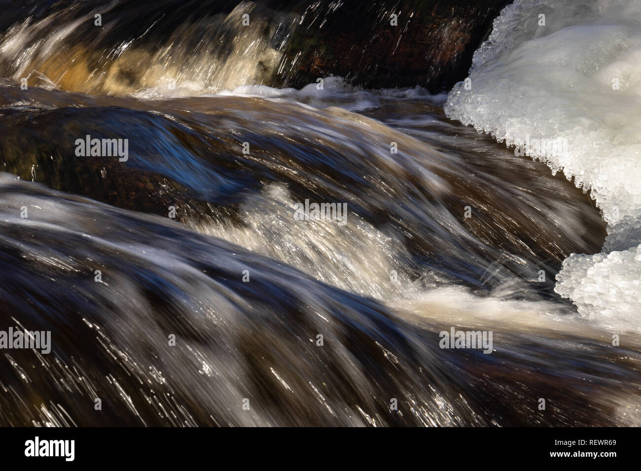 Hetzen, eiskaltes Wasser und Bewegung verschwommen Stockfoto