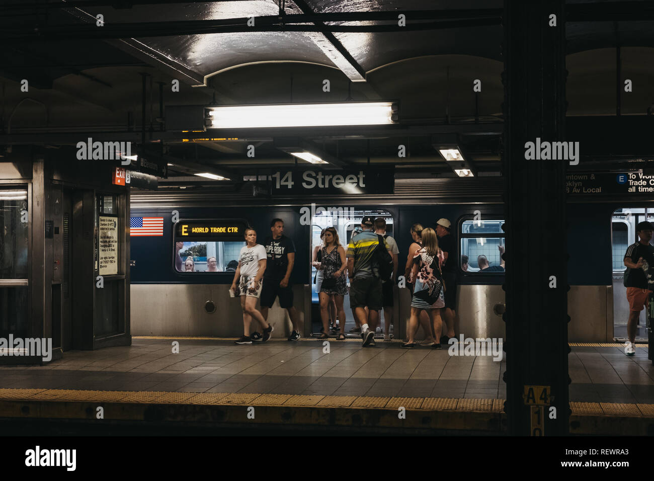 New York, USA - Juni 2, 2018: Leute, die mit dem Zug an der 14. Street U-Bahn Station in New York, USA. New York City U-Bahn ist eines der weltweit Stockfoto