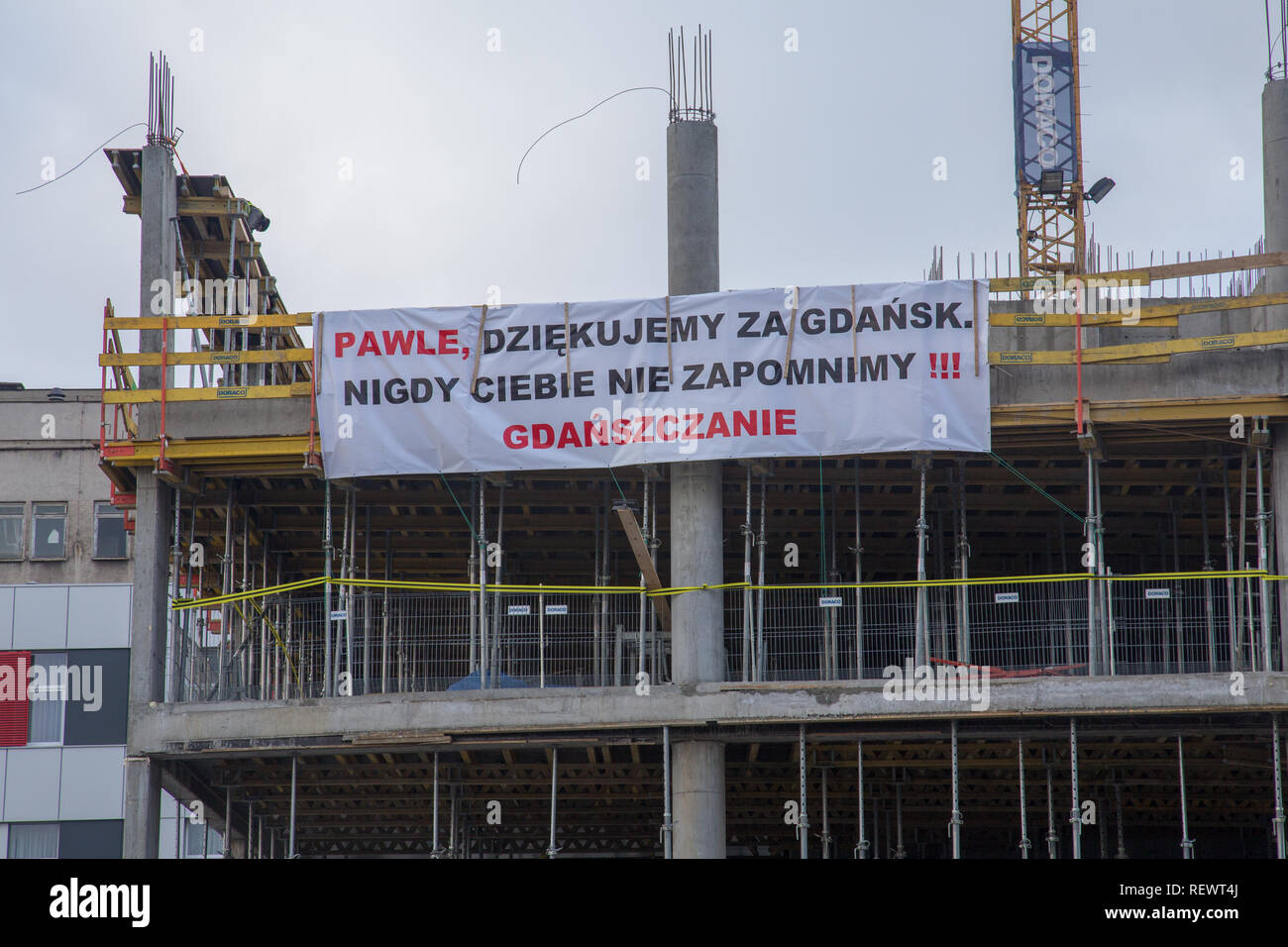 Banner: "Pawel, danke für Danzig. Wir werden Sie nie vergessen. Die Bürger von Danzig" auf eine Baustelle, die nach Ermordung des Bürgermeisters Stockfoto