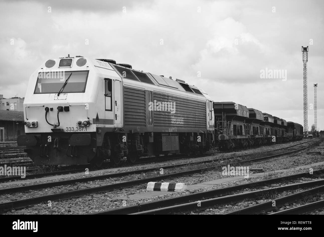 Schöne alte spanische Zug am Bahnhof geparkt. Die grauskala Foto zeigt eine starke Lokomotive mit Waggons beschädigt. Estremadura. Stockfoto