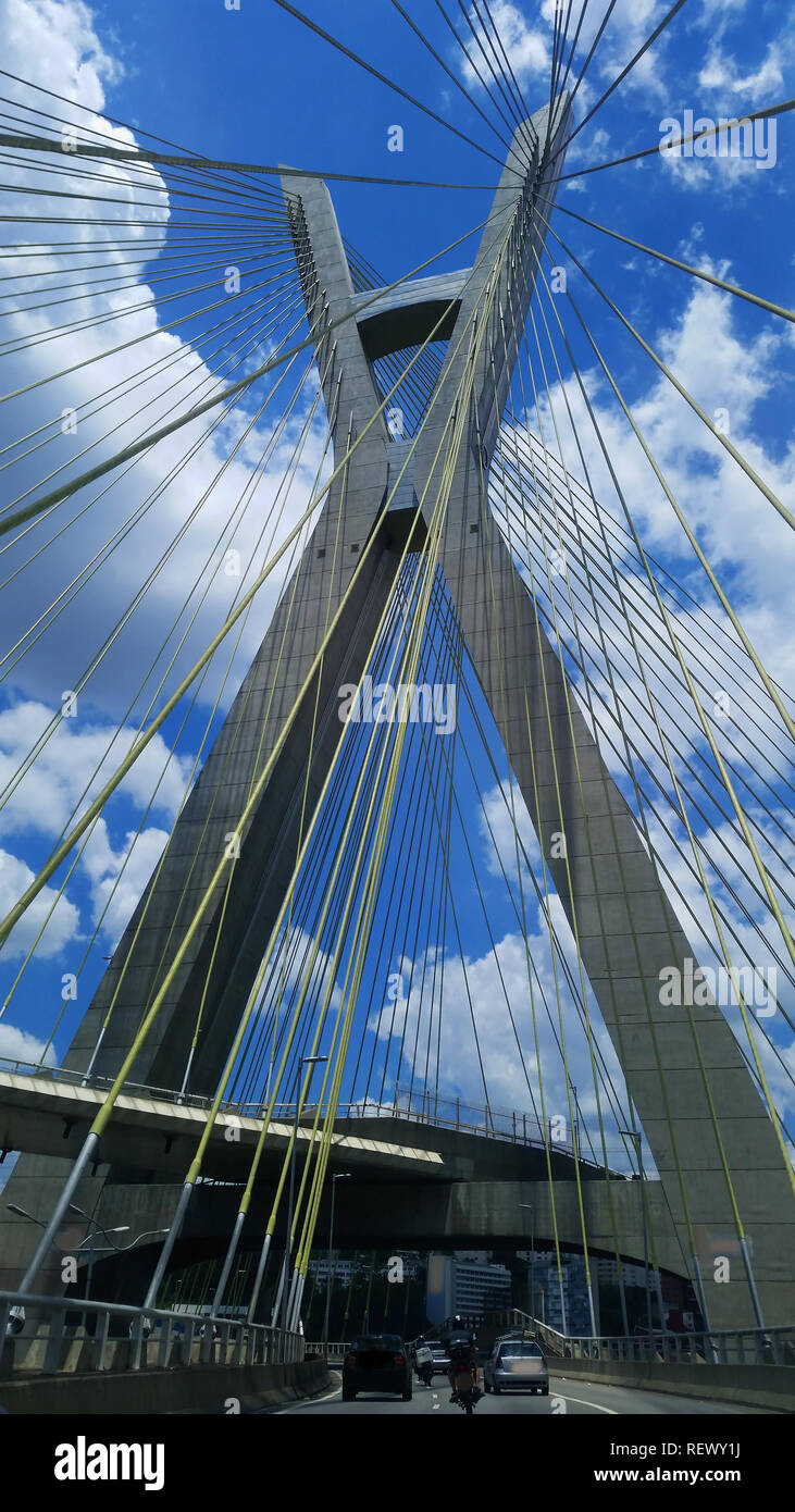 Moderne Architektur. Moderne Brücken. Die Verbindung von zwei verschiedenen Punkten. Schrägseilbrücke der Welt, Sao Paulo, Brasilien, Südamerika. Stockfoto