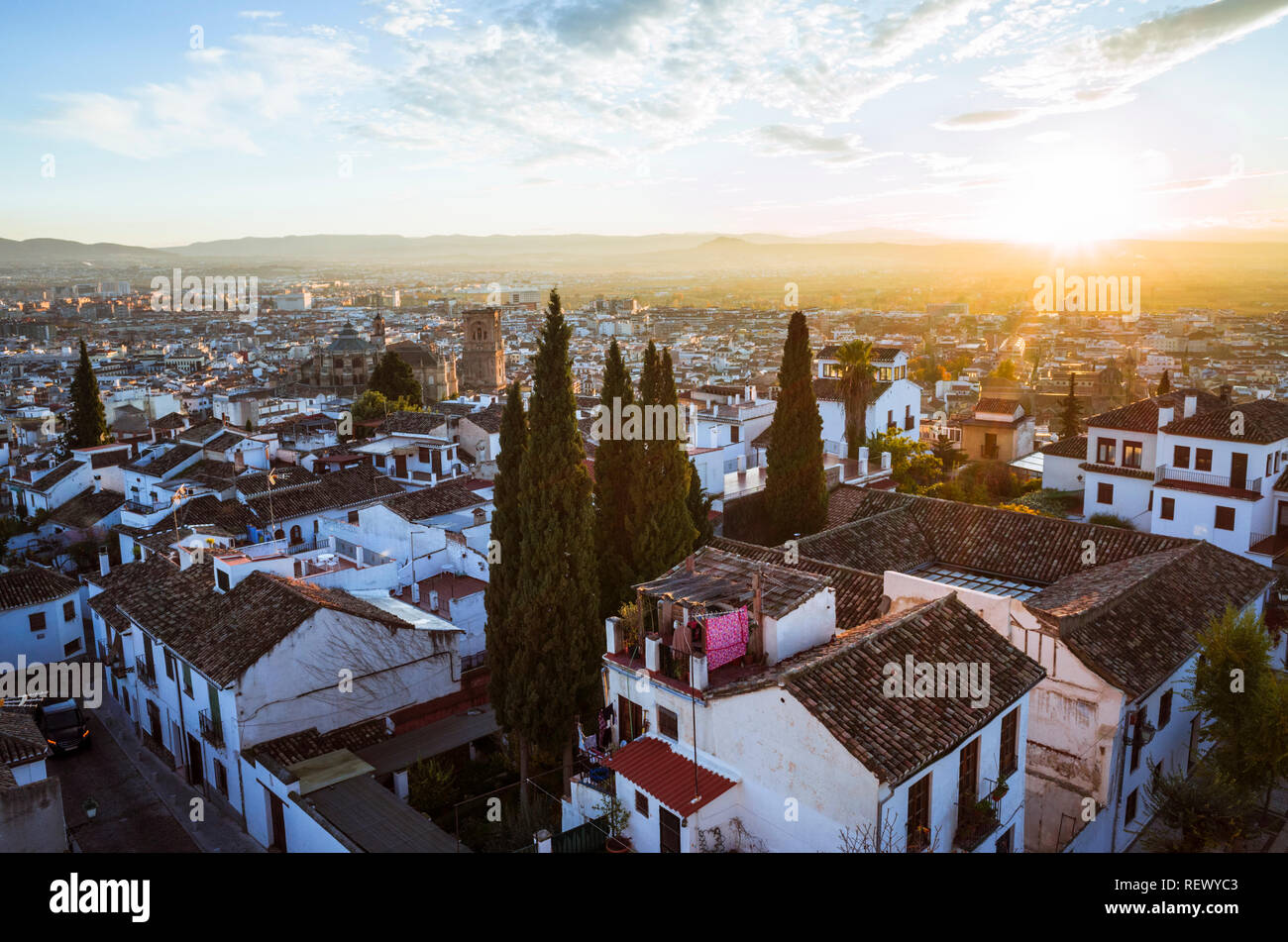 Granada, Andalusien, Spanien: Antenne der Unesco Viertel Albaicin Altstadt bei Sonnenuntergang. Stockfoto