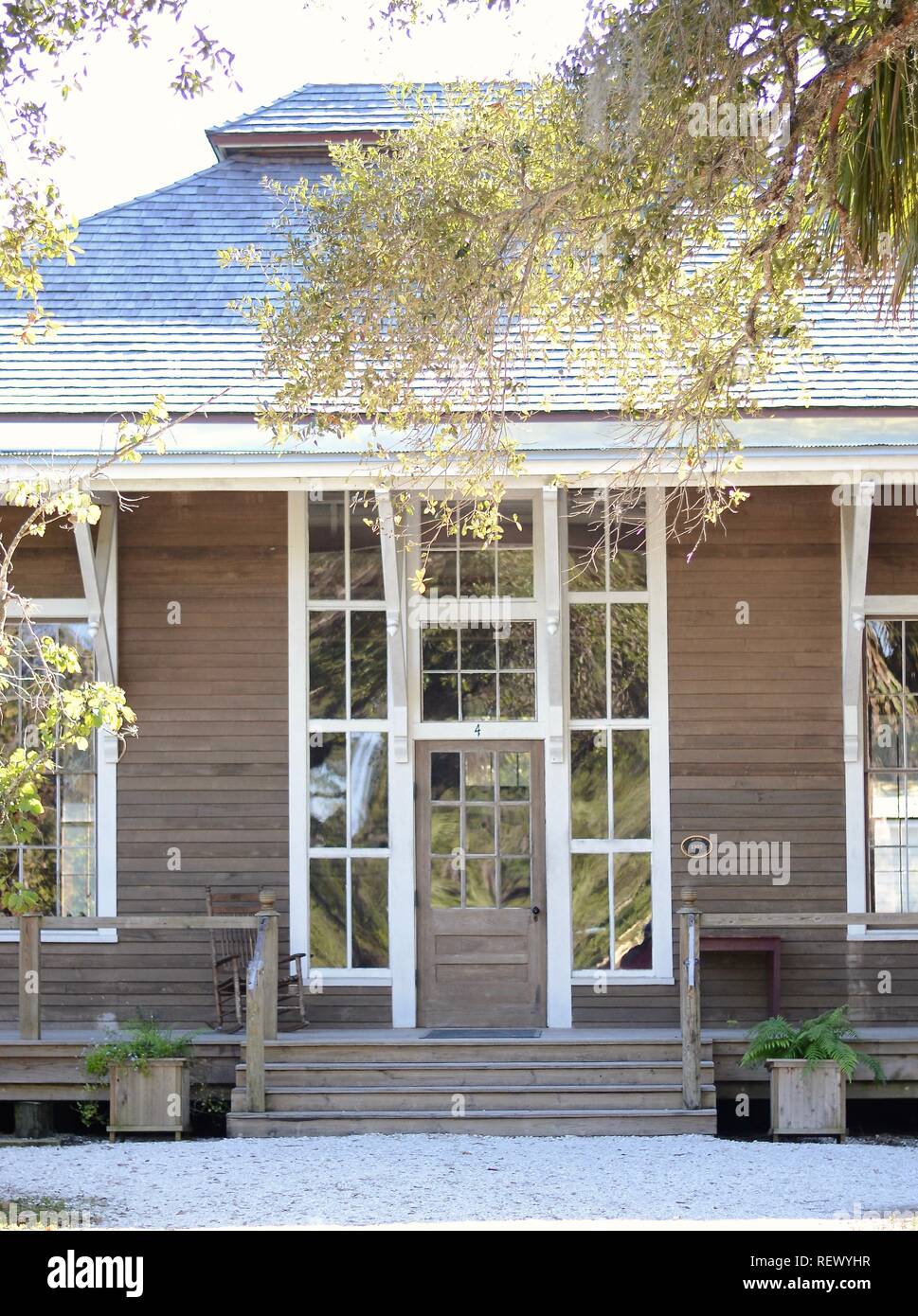 Haus, Gebäude, Plantage, landwirtschaftlich, Immobilien, historischen, Veranda, Struktur, Sehenswürdigkeiten, Eiche, Vintage, südliche, Einstellung, majestätisch, Garten, Außen, Bäume Stockfoto