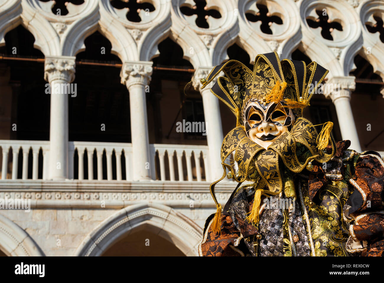 Karneval in Venedig. Wunderschöne venezianische Masken mit Jester's Cap, vor dem Dogenpalast Stockfoto