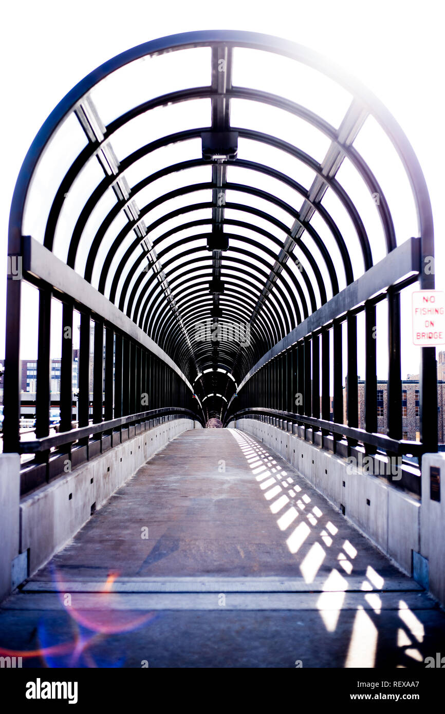 Überdachter Gang über eine Brücke Stockfoto