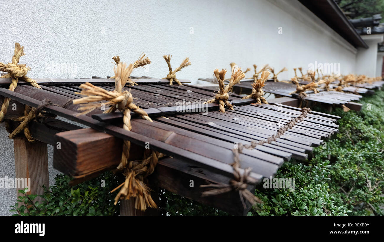 Dach aus Bambus Garten Sträucher aus schwerem Schneefall im Winter zu schützen. Stockfoto