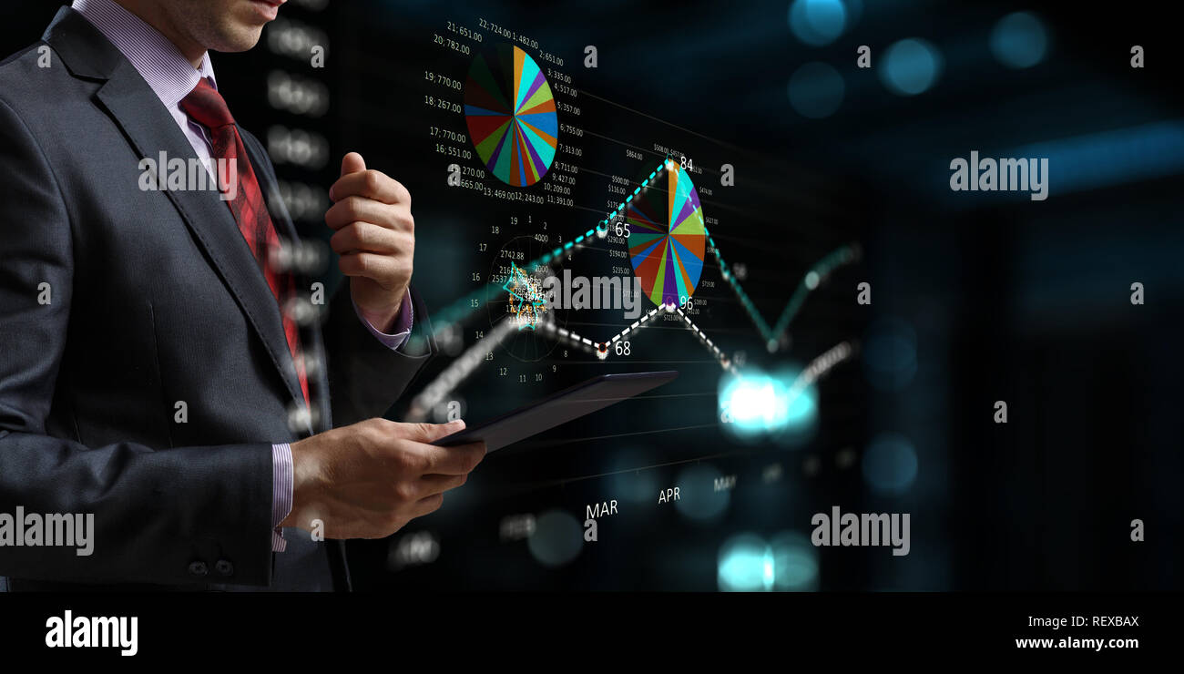 Ansicht schließen der Geschäftsmann mit Tablet und infographs auf dem Bildschirm. 3D-Rendering Stockfoto