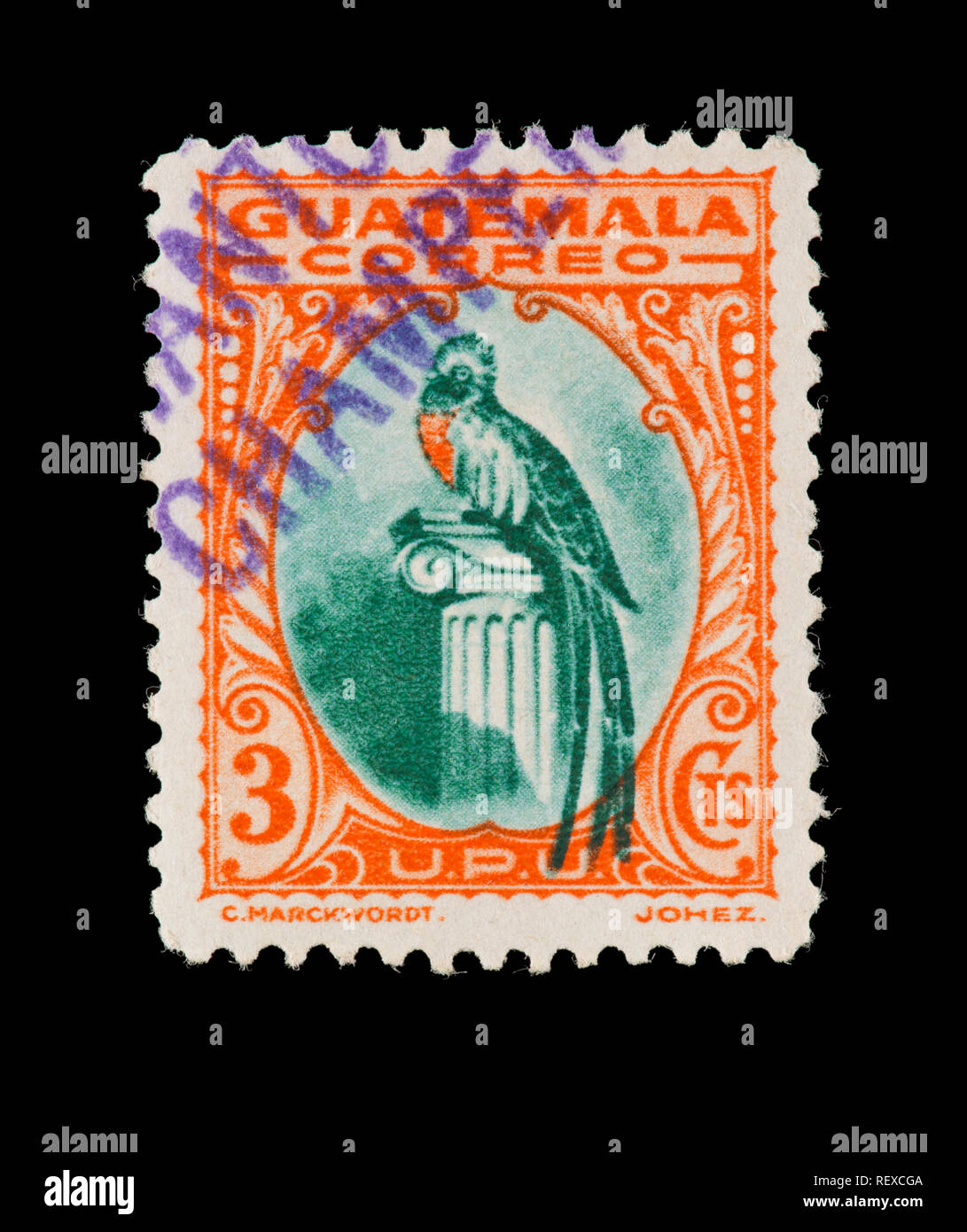 Briefmarke aus Guatemala, der einen Quetzal, nationalen Vogel. Stockfoto