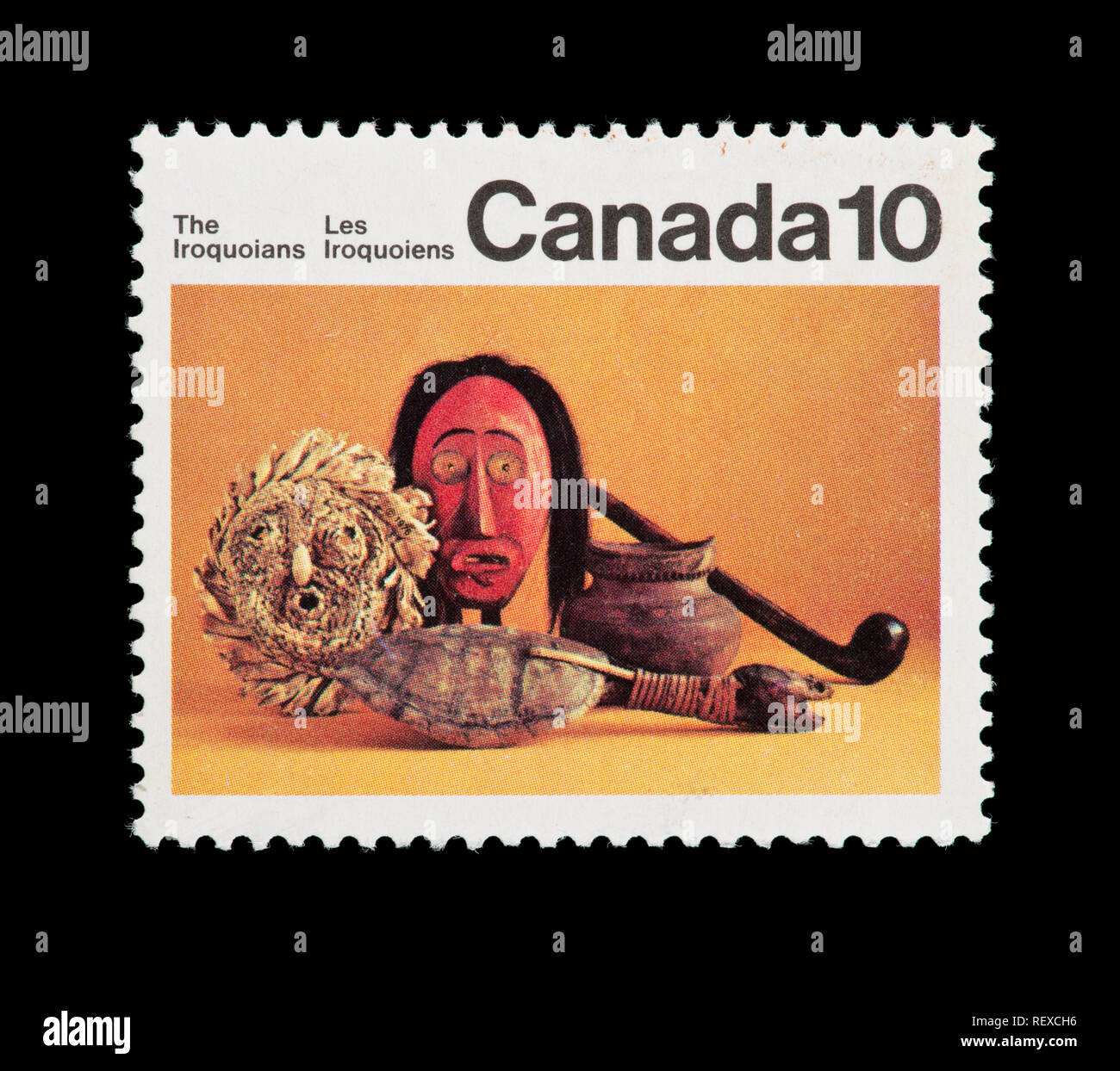 Briefmarke aus Kanada mit der Darstellung eines cornhusk Maske und native Artefakte. Stockfoto