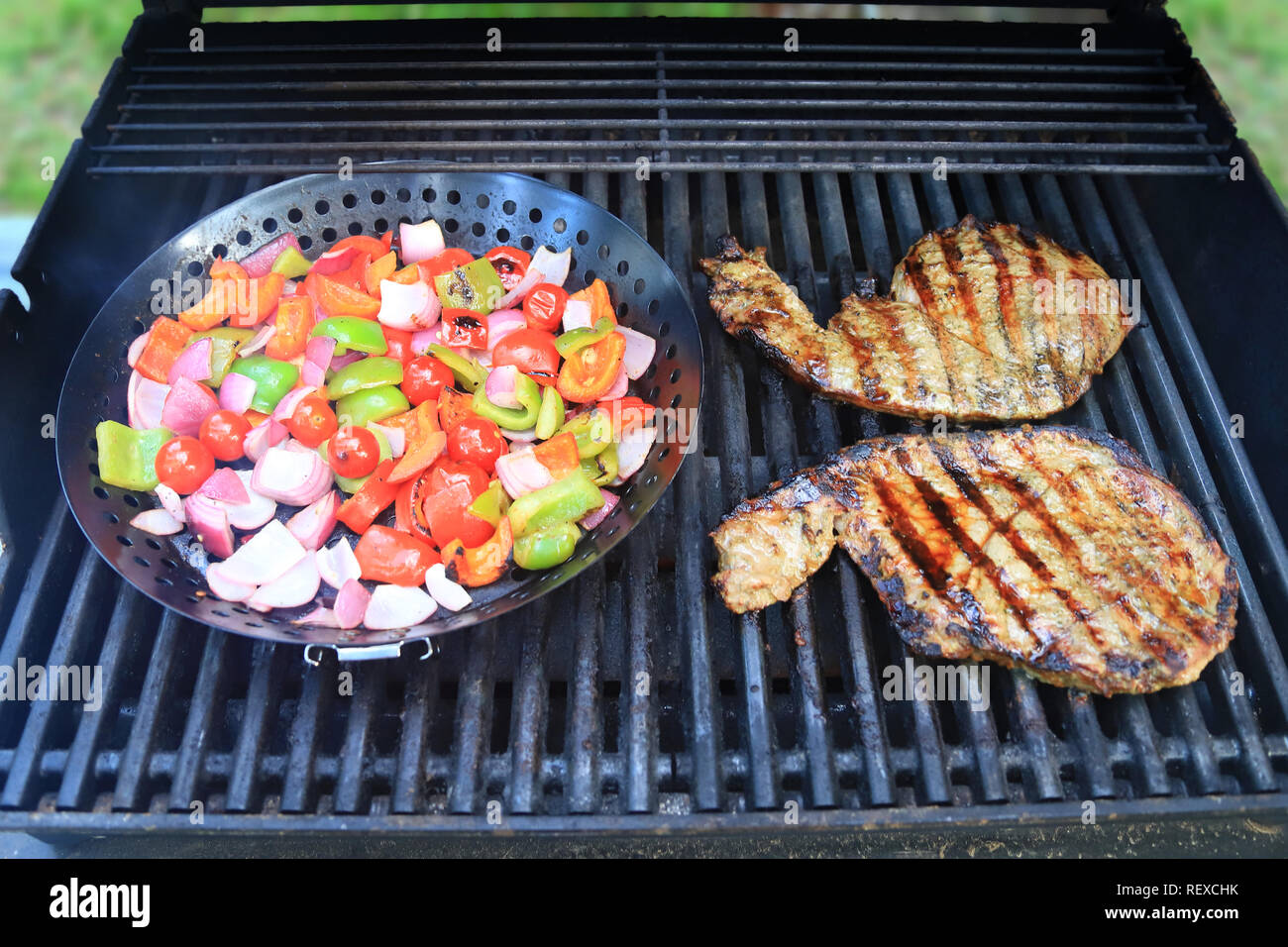 Grillen Gemüse und Steak auf dem Grill im Freien Stockfoto