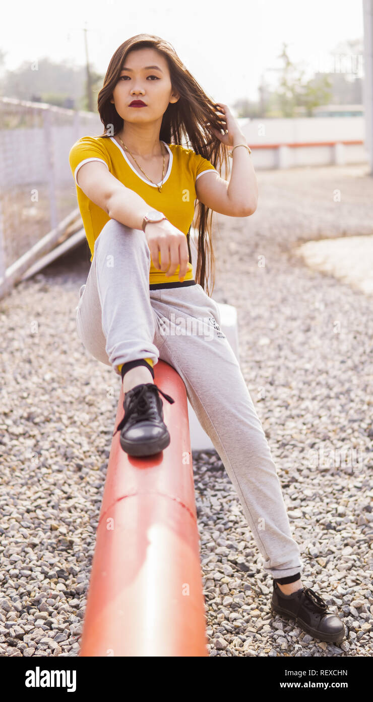 Junge Mädchen für die Kamera in der Nähe eines städtischen Struktur darstellen. Stockfoto