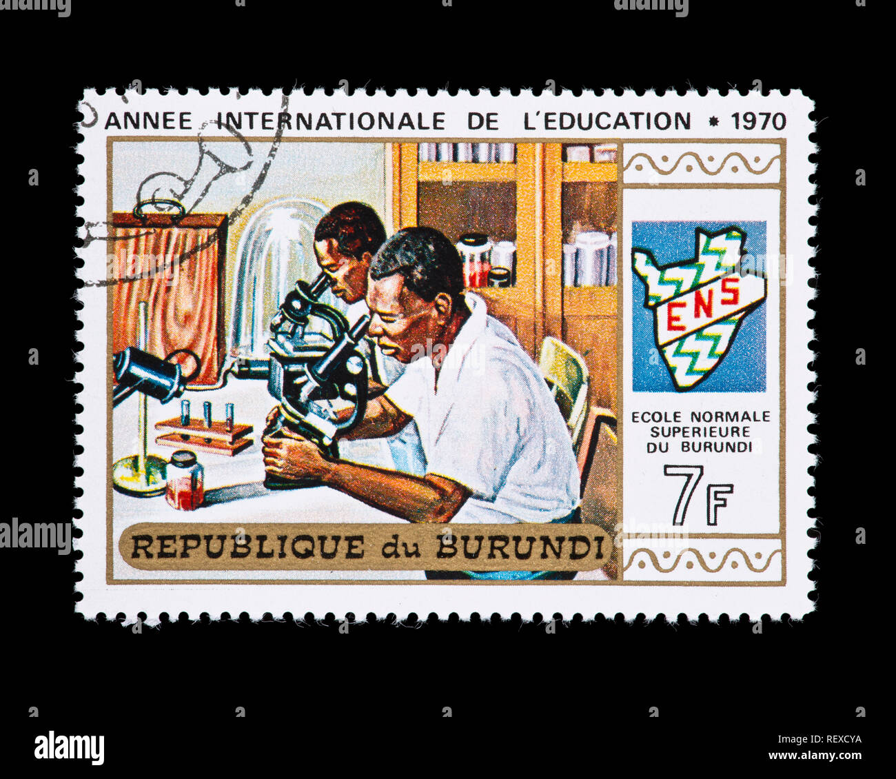 Briefmarke aus Burundi, die Studenten im Labor und das Emblem der Ecole Normale Superieure in Burundi Stockfoto