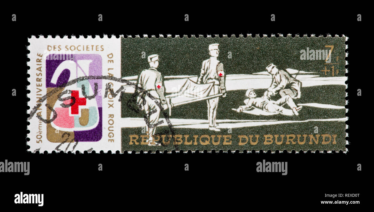 Halb Briefmarke aus Burundi, die Bahre Träger und ein Verwundeter. Stockfoto
