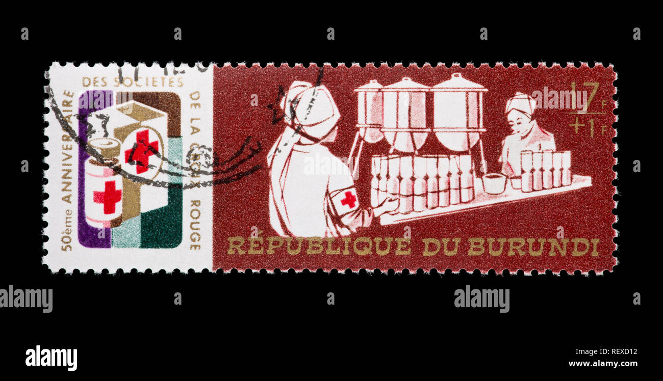 Halb Briefmarke aus Burundi, die Krankenschwestern an eine Blutbank. Stockfoto