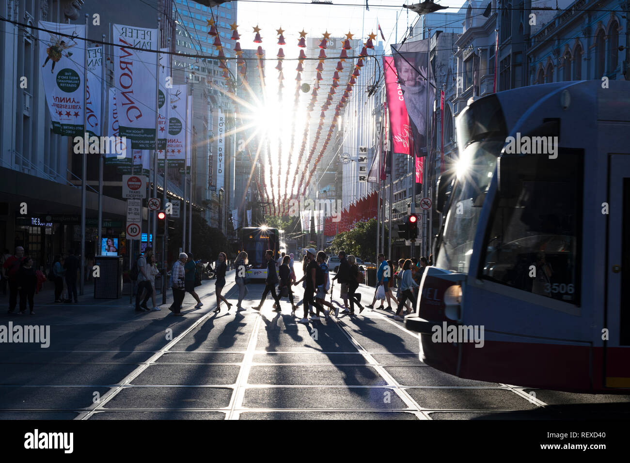 Auf der Suche von Melbourne Bourke Street Mall bei Sonnenuntergang, mit Fußgängern und eine Straßenbahn. Stockfoto