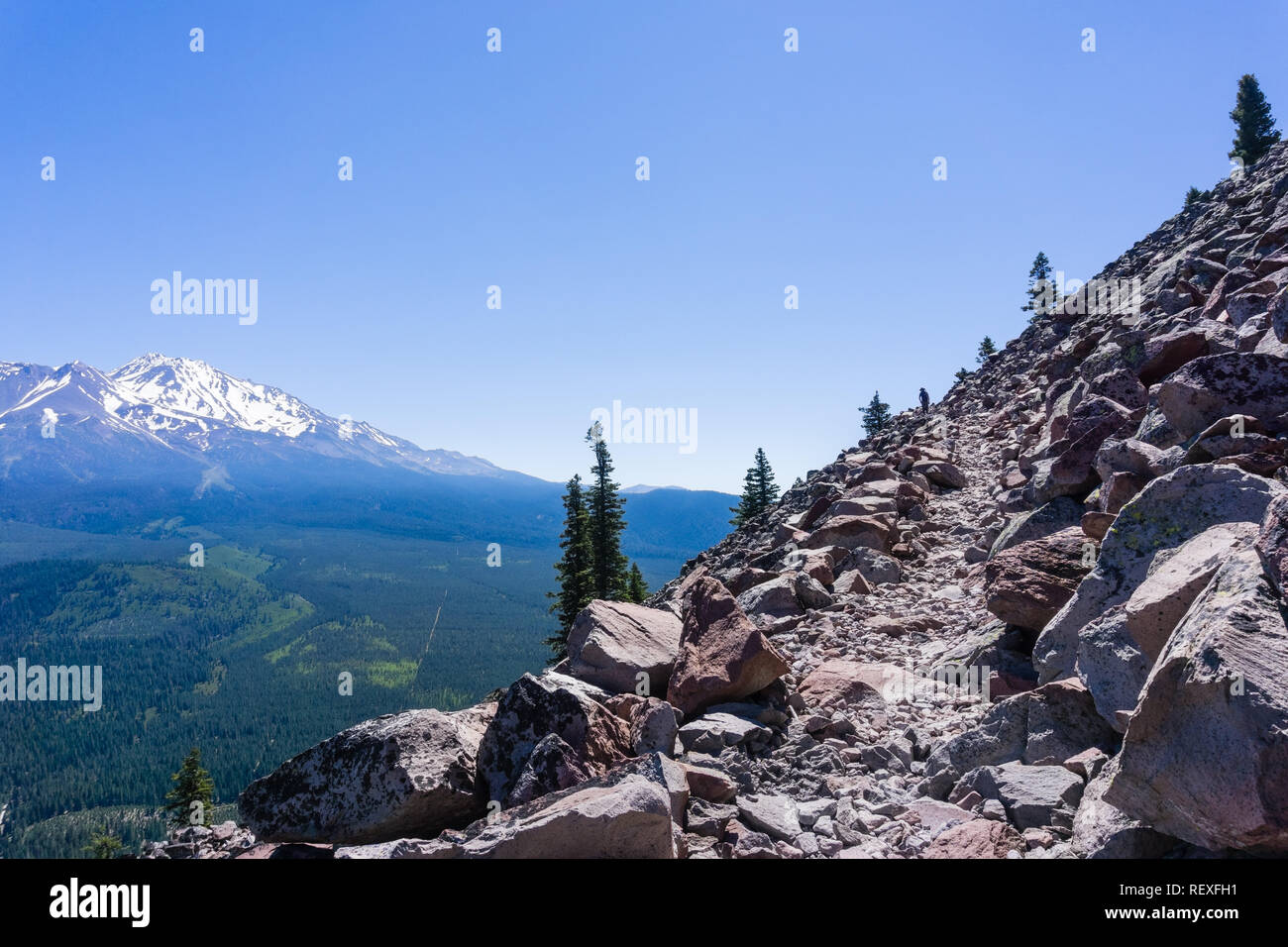 Wanderweg in Siskiyou County; Shasta Berg im Schnee sichtbar auf der linken Seite fallen; Northern California Stockfoto