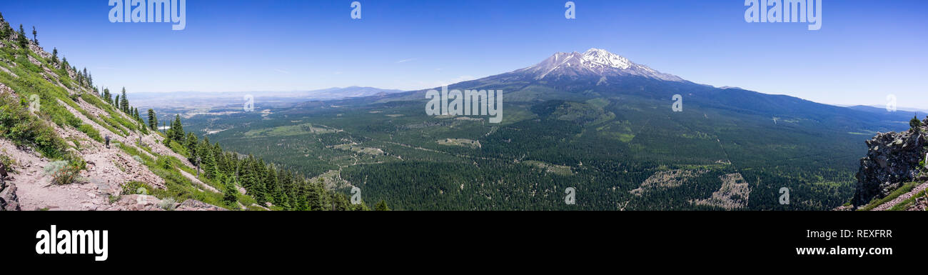 Panoramablick auf den Wanderweg zu Black Butte's Top und die Wälder und Gipfel des Shasta Berg mit Schnee bedeckt; Siskiyou County, Nördliche Calif Stockfoto