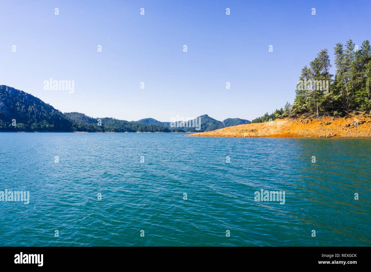 Shasta Lake, McCloud River Arm Landschaft an einem sonnigen Sommermorgen, Nordkalifornien Stockfoto