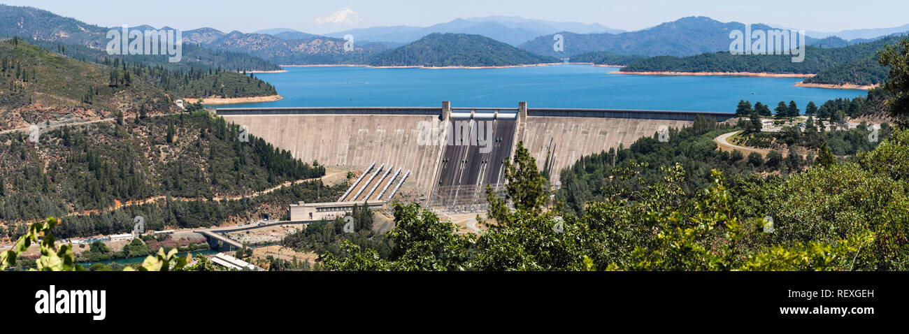 Panoramablick von Shasta Damm an einem sonnigen Tag, Shasta Berg im Hintergrund sichtbar; Northern California Stockfoto