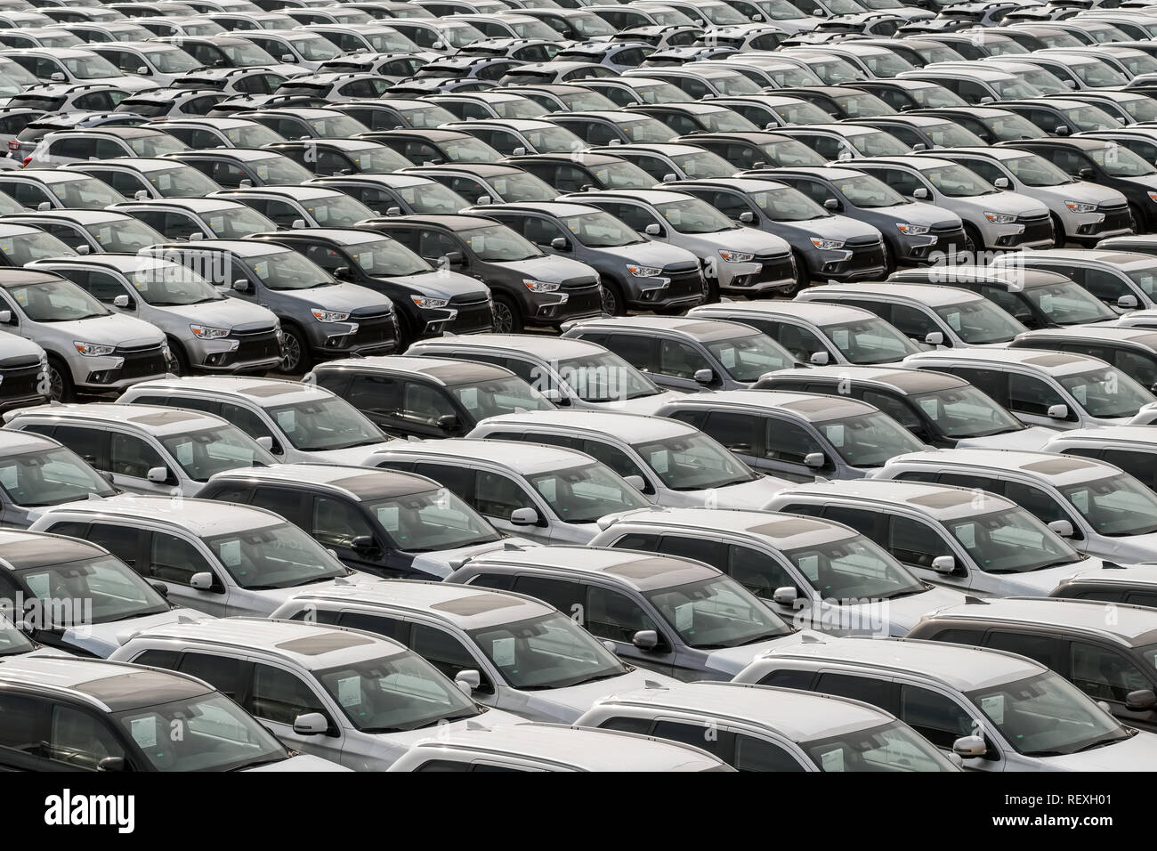 Reihe von neuen Autos für Verkauf im Hafen. Neue Automobile Hintergrund Stockfoto