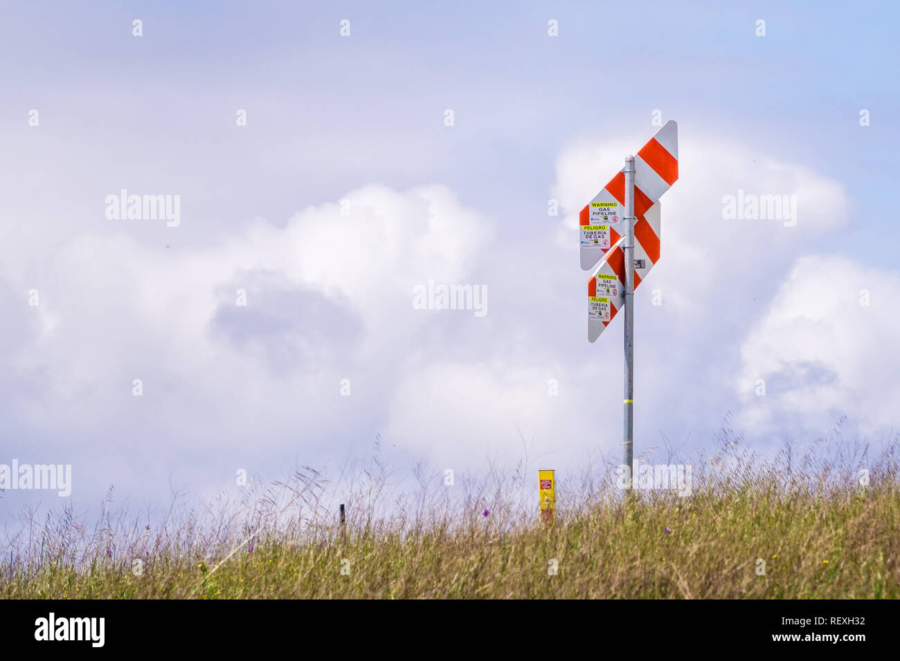 April 12, 2017, Redwood City, Kalifornien, USA - Warnung Gasfernleitung Marker in den Hügeln, an einem bewölkten Himmel Hintergrund, South San Francisco Bay Stockfoto
