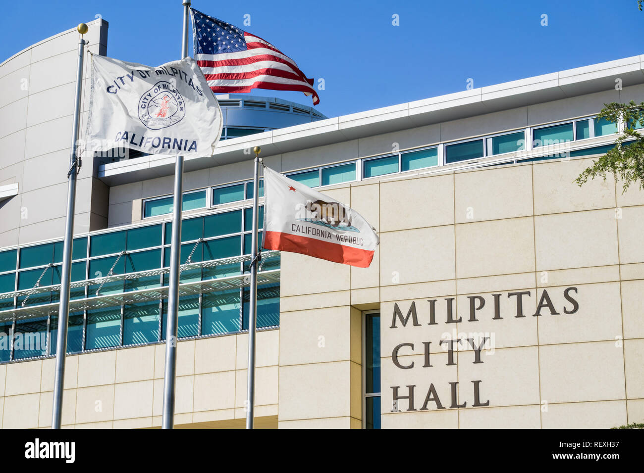 April 30, 2017 Milpitas/CA/USA - Das Rathaus Gebäude an einem sonnigen Frühlingstag; die Stadt von Milpitas, USA und der Staat Kalifornien Flagge weht in Stockfoto
