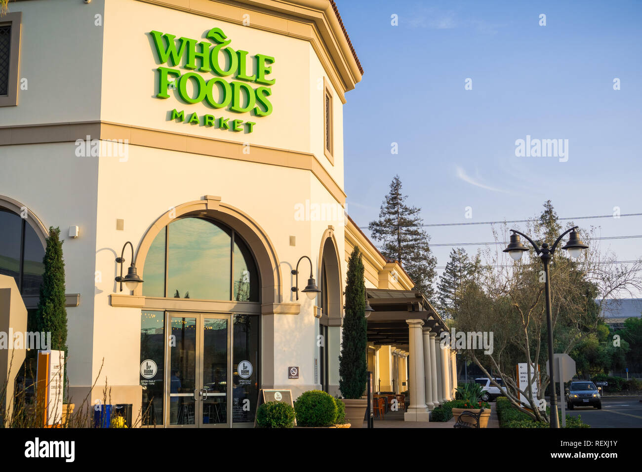 September 2, 2017 Santa Clara/CA/USA - Der Whole Foods Supermarkt in Santa Clara Square Marketplace, South San Francisco Bay Area. Stockfoto