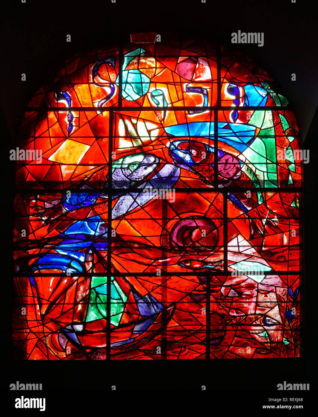 Hadassah Krankenhaus Synagoge ist mit Marc Chagall bunte Glasfenster der Stämme Israels eingerichtet, dieser Darstellung Zebulon Stockfoto