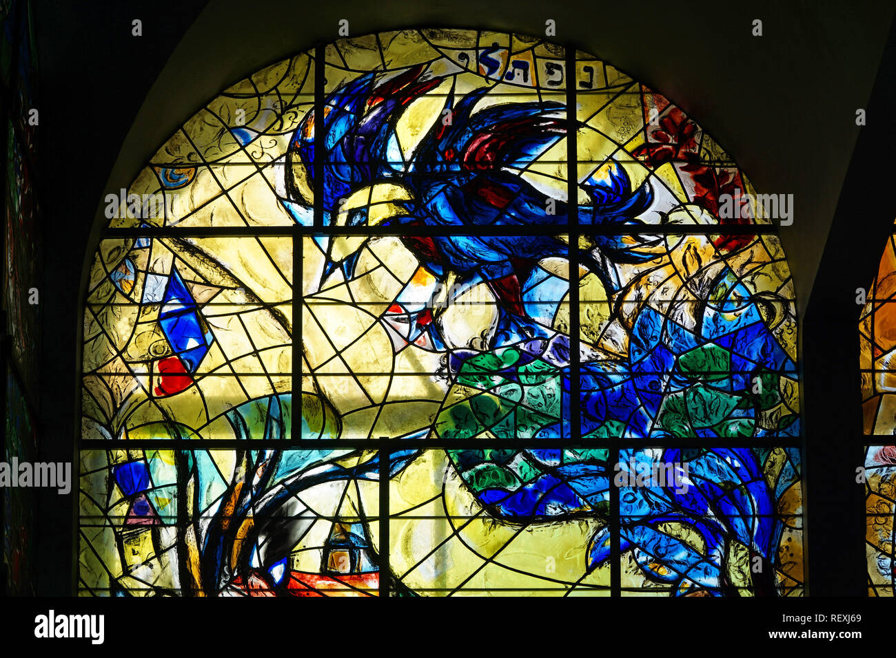 Hadassah Krankenhaus Synagoge ist mit Marc Chagall bunte Glasfenster der Stämme Israels eingerichtet, dieser Darstellung Naftali. Stockfoto