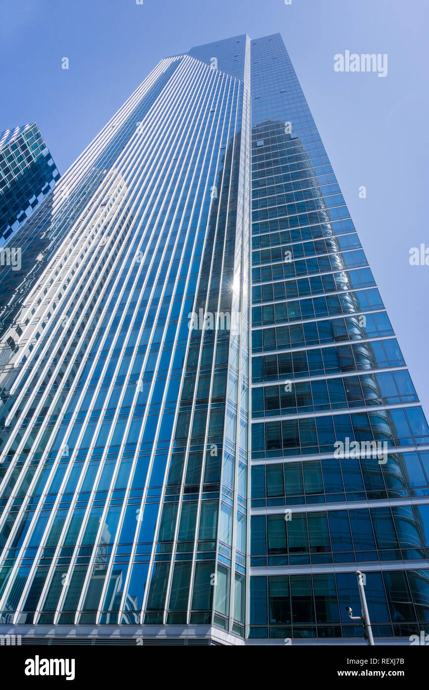 September 5, 2017 San Francisco/CA/USA - Millennium tower weiter langsam sinken und Neigung in Richtung der neuen Salesforce Turm, der in der gesehen werden kann. Stockfoto