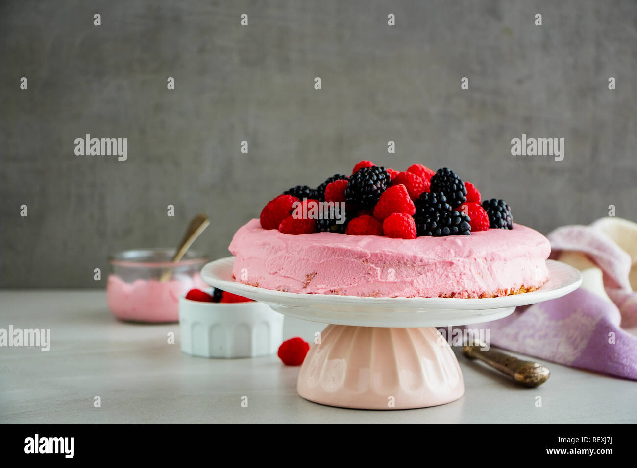 Kuchen mit rosa Mascarpone-creme und frischen Beeren Stockfoto