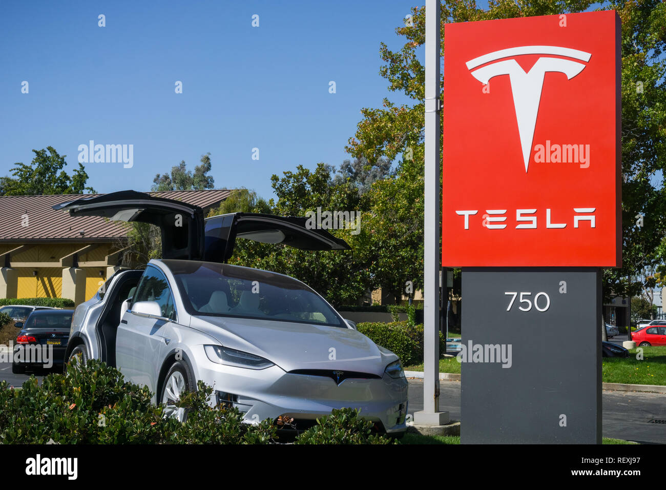 Oktober 3, 2017 Sunnyvale/CA/USA-Tesla-Logo und Auto angezeigt vor einem Showroom in der San Francisco Bay Area. Stockfoto