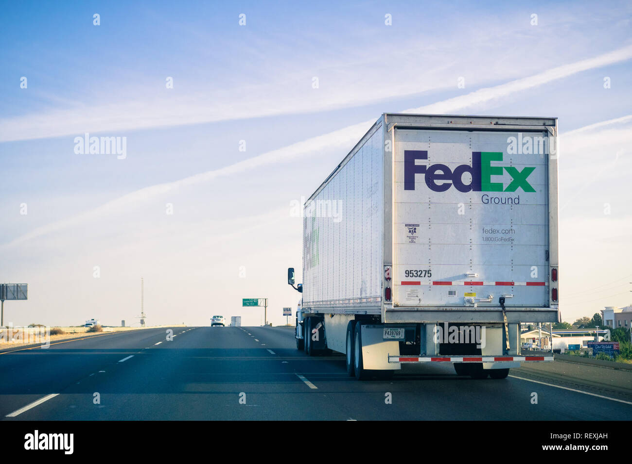 Oktober 15, 2017 Stockton/CA/USA - FedEx Ground Lkw fahren auf der Autobahn an einem sonnigen Sonntag morgen Stockfoto