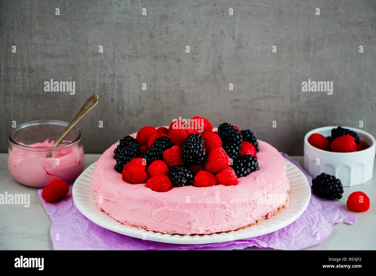 Rosa Kuchen mit frischen Beeren und mascarpone Creme Stockfoto