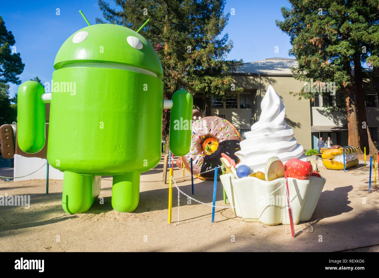 Dezember 13, 2017 Mountain View/CA/USA - der Android Rasen Statuen stellen einen Fototermin im Google office Campus im Silicon Val Stockfoto