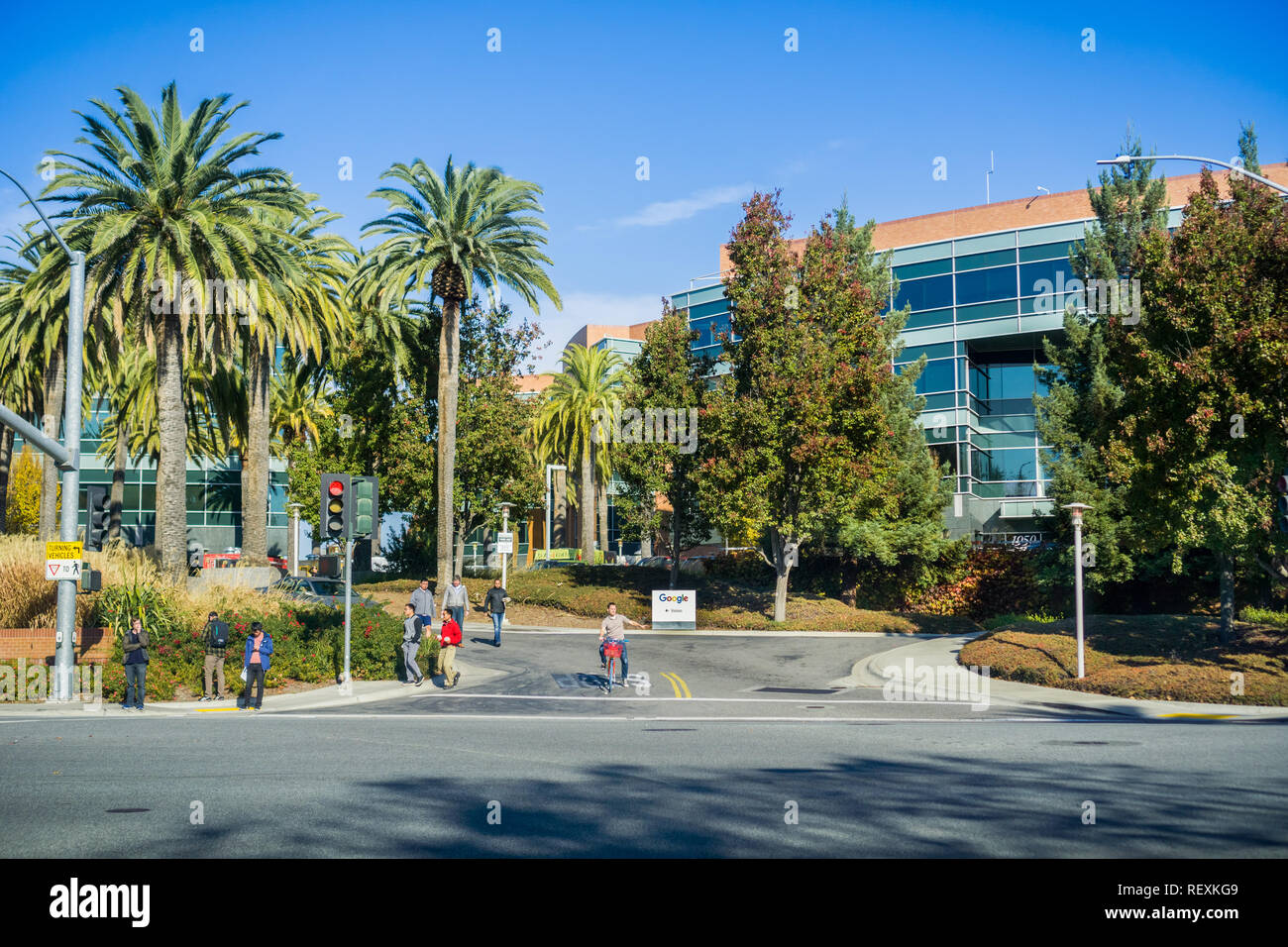 Dezember 13, 2017, Bergblick/CA/USA - Google Bürogebäude auf dem Campus im Silicon Valley gelegen; Mitarbeiter, die darauf wartet, zum Kreuz Stockfoto