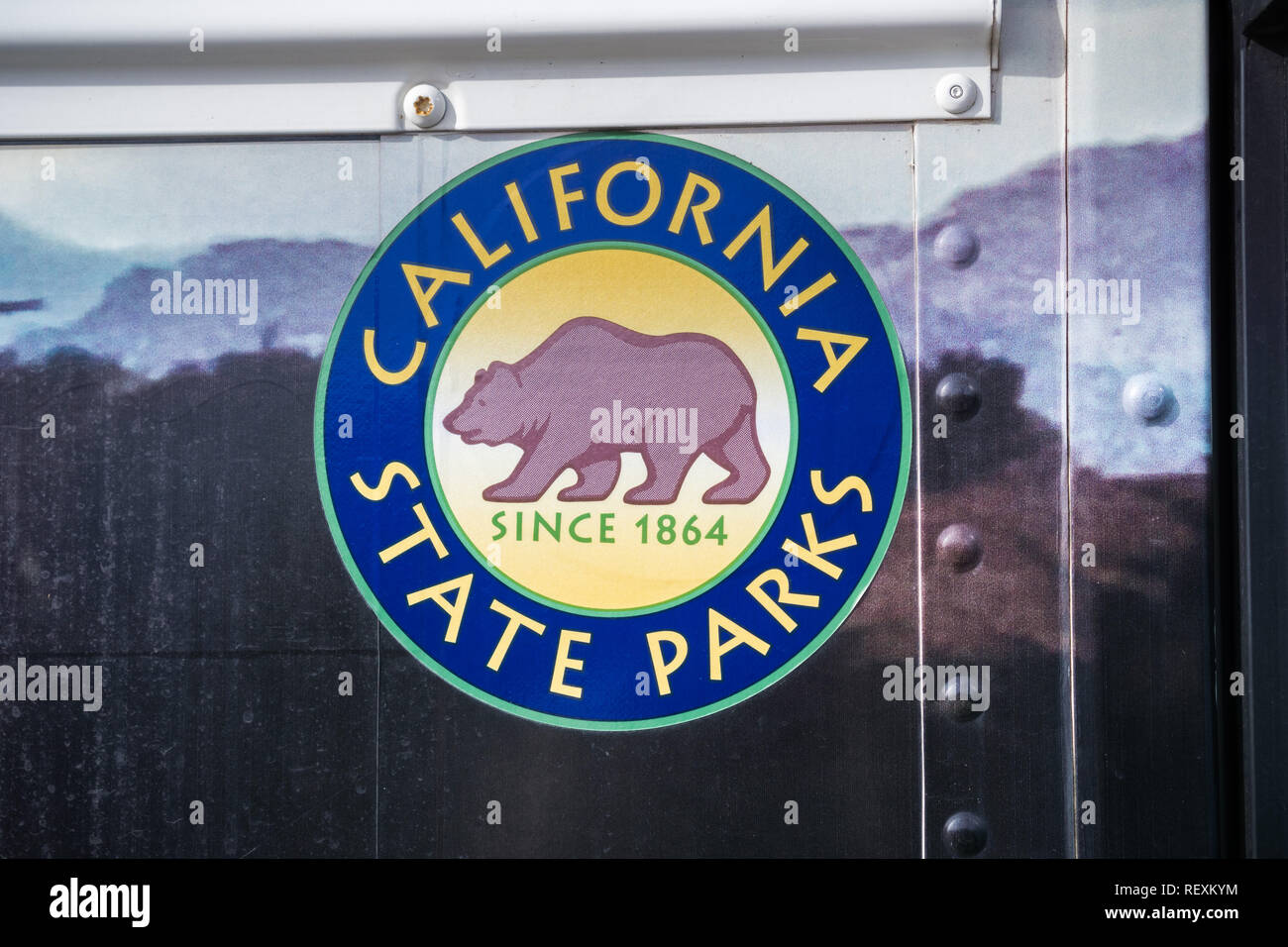 Dezember 23, 2017, San Simeon/CA/USA - California State Parks Logo auf einer Tour bus Tür an Hearst Castle Stockfoto