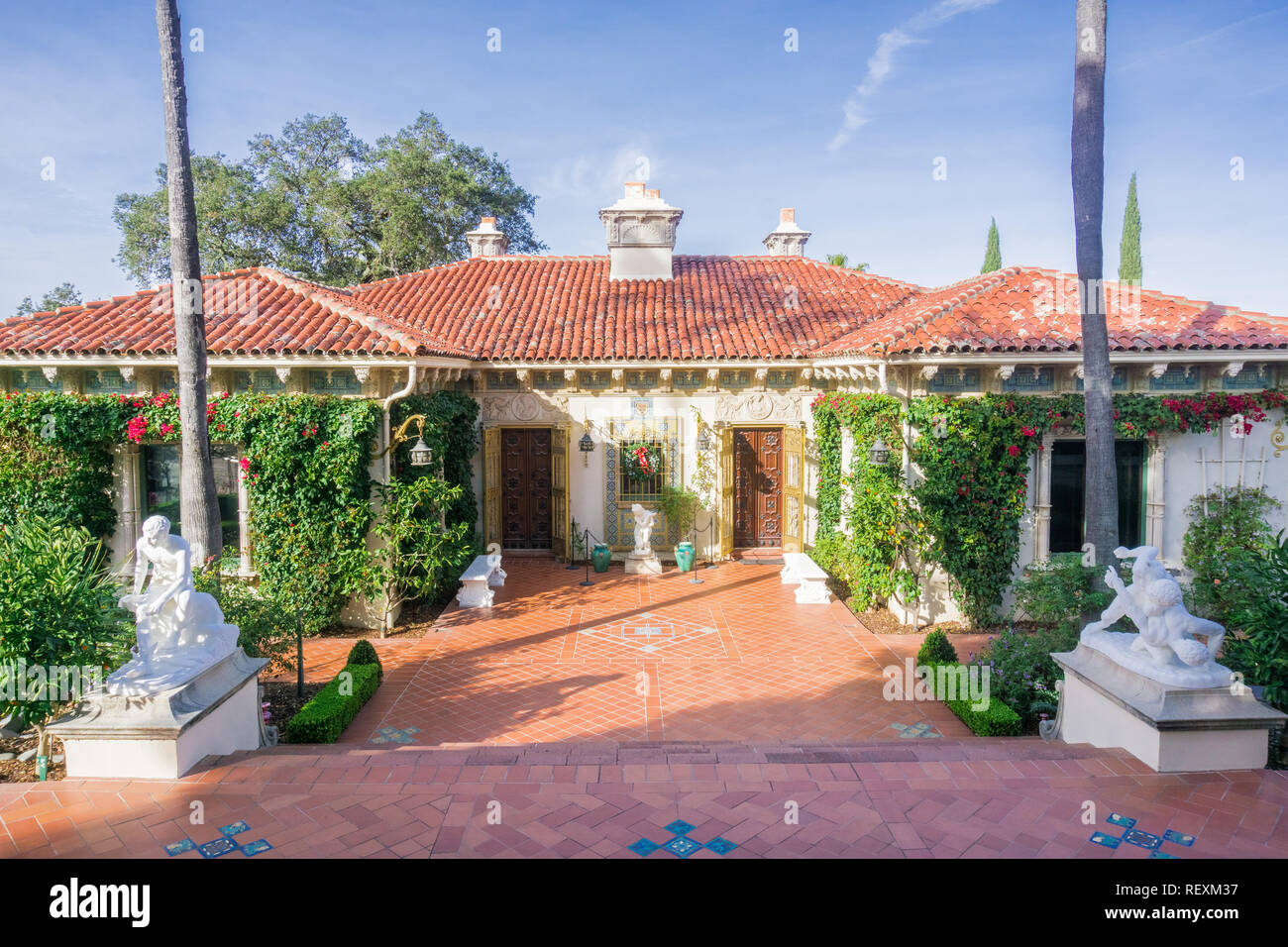 Dezember 23, 2017, San Simeon/CA/USA - Casa del Sol Ferienhaus in Bougainvillea, Hearst Castle Stockfoto