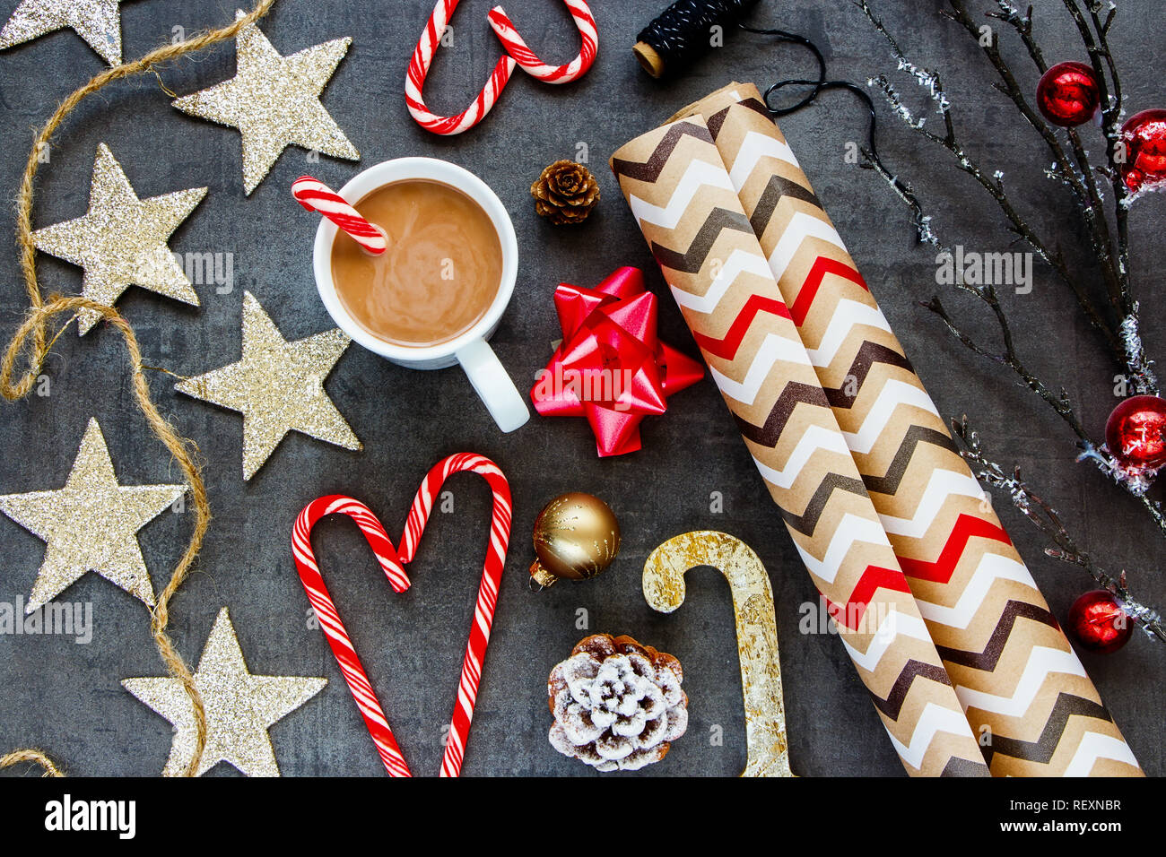 Vorbereitung für das Neue Jahr Urlaub. Flachbild-lay von heißer Schokolade und Weihnachtsschmuck. Weihnachten festliche Stimmung Stockfoto